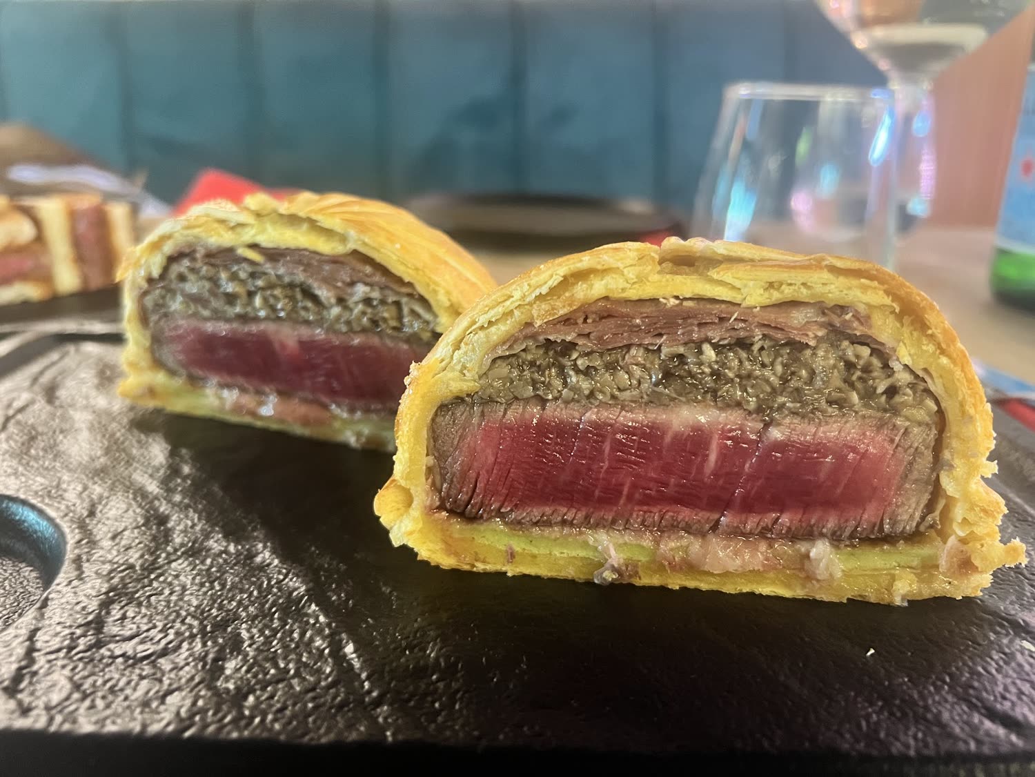 Beef Wellington tăiat în două, cu miezul roz